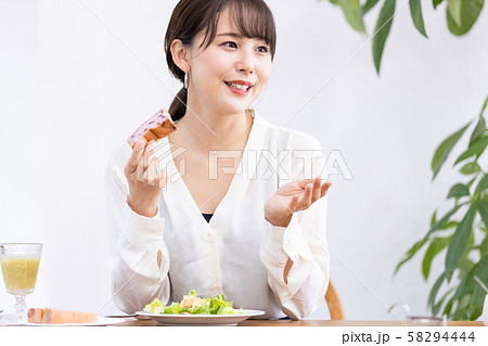 ビジネスウーマン　朝食 58294444