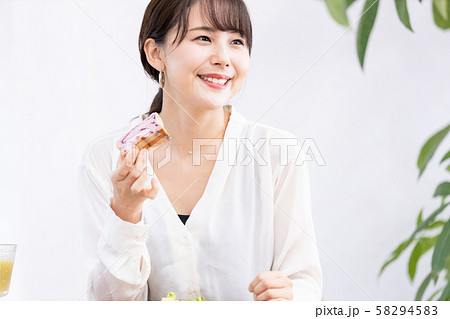 ビジネスウーマン 朝食 ビジネスウーマン 朝食 58294583