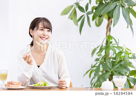 ビジネスウーマン　朝食　サラダ 58294584