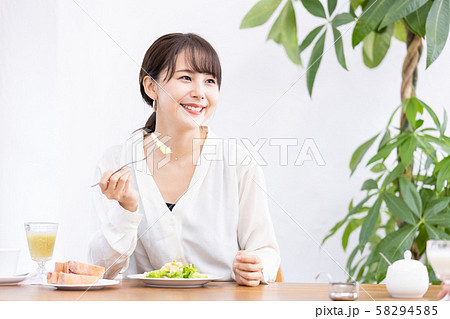 ビジネスウーマン　朝食　サラダ 58294585