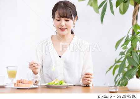 ビジネスウーマン　朝食　サラダ 58294586