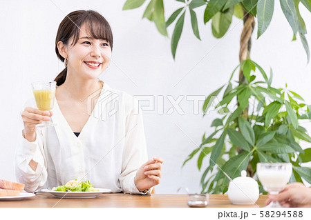 若い女性　スムージー 58294588