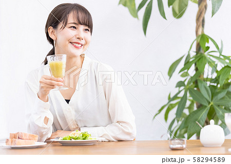 若い女性 スムージー 若い女性 スムージー 58294589