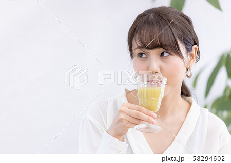 若い女性 スムージー 若い女性 スムージー 58294602