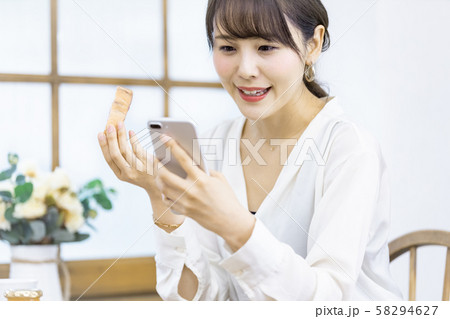 ビジネスウーマン 朝食 スマホ ビジネスウーマン 朝食 スマホ 58294627