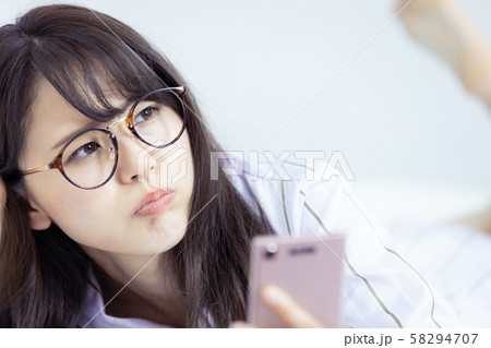 女性 スマホ 不機嫌 寝室 部屋着 女性 スマホ 不機嫌 寝室 部屋着 58294707