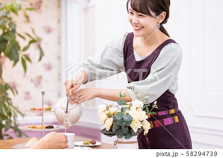 紅茶を注ぐ女性 ティーポット 紅茶を注ぐ女性 ティーポット 58294739