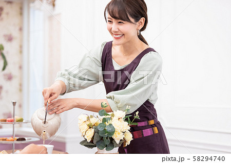 紅茶を注ぐ女性　ティーポット 58294740