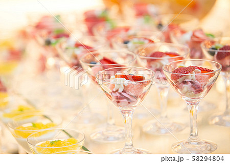 カクテルグラスに入った苺のスイーツパーティーなどのイメージ画像 58294804