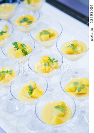 洒落なケーキバイキングのイメージ画像素材 パフェやババロアの画像 洒落なケーキバイキングのイメージ画像素材 パフェやババロアの画像 58295004