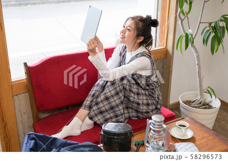 若い女性がキャンプの準備でタブレットで調べ物 58296573