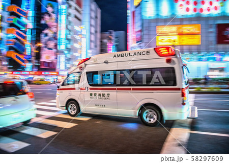 日本の東京都市景観 サイレンを鳴らし走行する救急車=接触事故が多発する東京・秋葉原の万世橋交差点 日本の東京都市景観 サイレンを鳴らし走行する救急車=接触事故が多発する東京・秋葉原の万世橋交差点 58297609