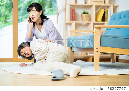 急病で倒れた母親のために救急車を呼ぶ娘 親子 母子 急病で倒れた母親のために救急車を呼ぶ娘 親子 母子 58297747
