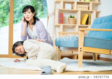 急病で倒れた母親のために救急車を呼ぶ娘 親子 母子 急病で倒れた母親のために救急車を呼ぶ娘 親子 母子 58297750