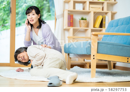急病で倒れた母親のために救急車を呼ぶ娘   親子　母子 58297753