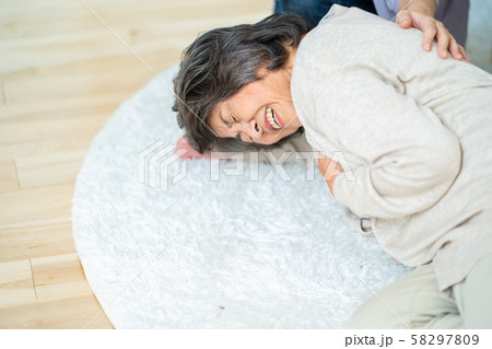 急病で倒れた母親のために救急車を呼ぶ娘   親子　母子 58297809