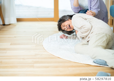 急病で倒れた母親のために救急車を呼ぶ娘   親子　母子 58297810