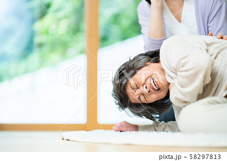 急病で倒れた母親のために救急車を呼ぶ娘   親子　母子 58297813