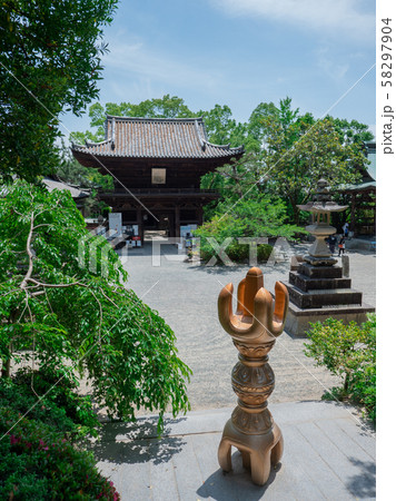 "石手寺"境内と錫杖の像 "石手寺"境内と錫杖の像 58297904