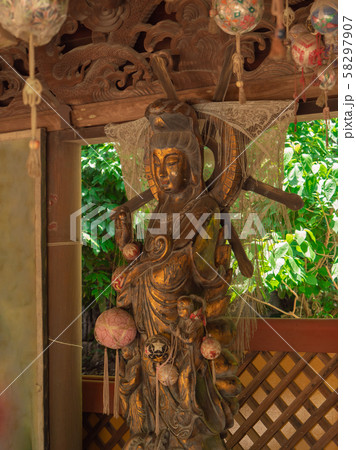"石手寺"阿弥陀堂,仏像の正面 "石手寺"阿弥陀堂,仏像の正面 58297907