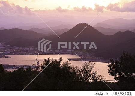 五老ヶ岳公園から見た建部山　夕景（京都府舞鶴市） 58298101