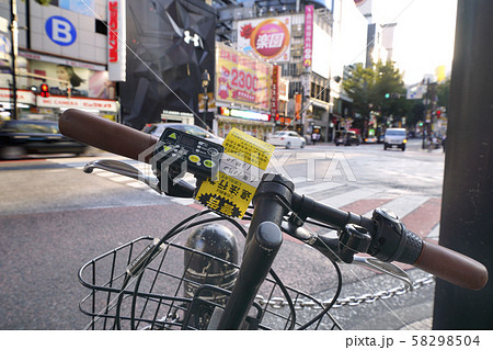 日本の東京都市景観 警告ステッカーが貼られた放置自転車=東京・渋谷の渋谷109前の道玄坂下交差点 日本の東京都市景観 警告ステッカーが貼られた放置自転車=東京・渋谷の渋谷109前の道玄坂下交差点 58298504