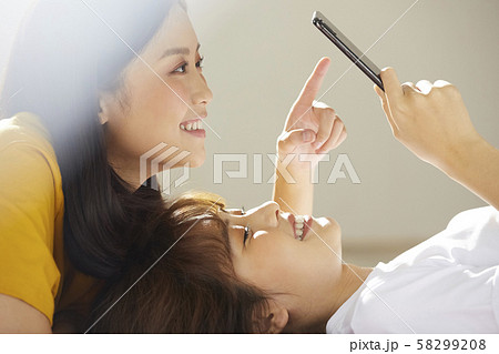 女性 ライフスタイル 友達 女性 ライフスタイル 友達 58299208