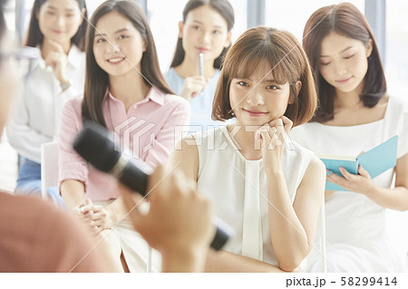 女性　ビジネス　セミナー 58299414