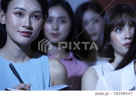 女性　ビジネス　セミナー 58299447