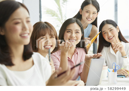 女性 ビジネス 会議 女性 ビジネス 会議 58299449