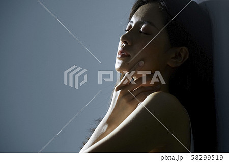 女性　ビューティー　コントラスト 58299519