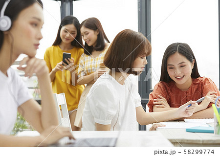 女性　大学生　勉強 58299774