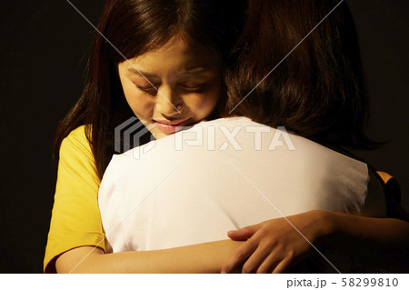 女性　抱きしめる 58299810