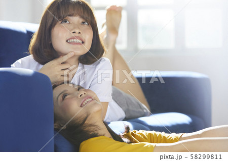 女性　ライフスタイル　友達 58299811
