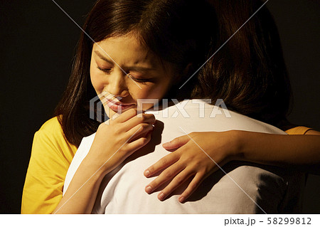 女性 抱きしめる 女性 抱きしめる 58299812