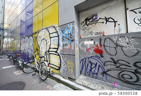 日本の東京都市景観 放置自転車や落書き、ゴミ捨て…=東京・渋谷 日本の東京都市景観 放置自転車や落書き、ゴミ捨て…=東京・渋谷 58300538