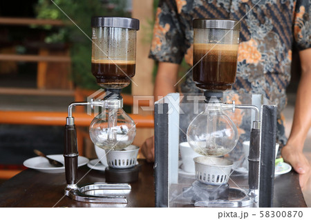 コーヒーを淹れる コーヒーを淹れる 58300870