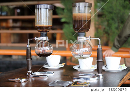 コーヒーを淹れる コーヒーを淹れる 58300876