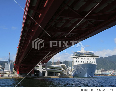 豪華客船　神戸港に寄港したスペクトラム・オブ・ザ・シーズ 58301174