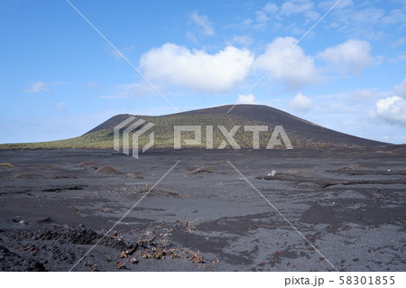 三原山とクレーター 58301855