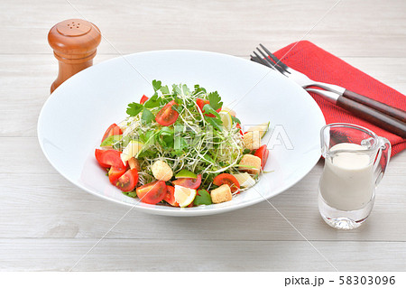 スプラウト（新芽・発芽野菜）サラダ。アルファルファ、ブロッコリー、セロリの新芽のグリーンサラダです。 58303096