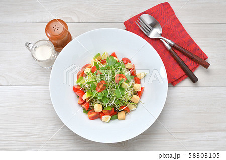 スプラウト(新芽・発芽野菜)サラダ。アルファルファ、ブロッコリー、セロリの新芽のグリーンサラダです。 スプラウト(新芽・発芽野菜)サラダ。アルファルファ、ブロッコリー、セロリの新芽のグリーンサラダです。 58303105
