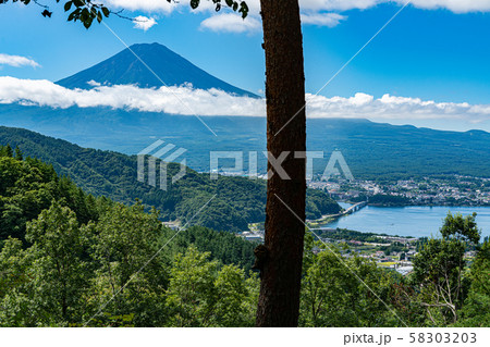 河口湖付近から望む富士山 河口湖付近から望む富士山 58303203