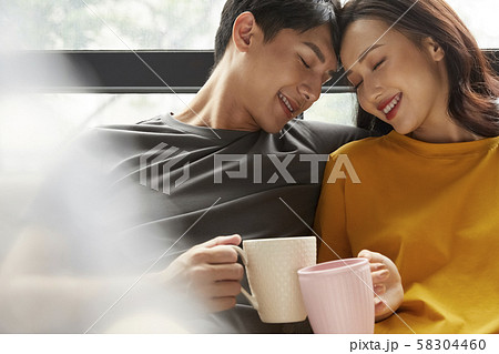 カップル 寄り添う カップル 寄り添う 58304460