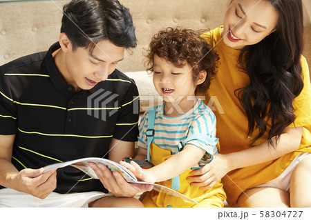 家族 ライフスタイル 絵本を語る 家族 ライフスタイル 絵本を語る 58304727