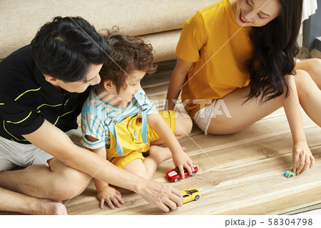 家族　ライフスタイル　おもちゃ遊び 58304798