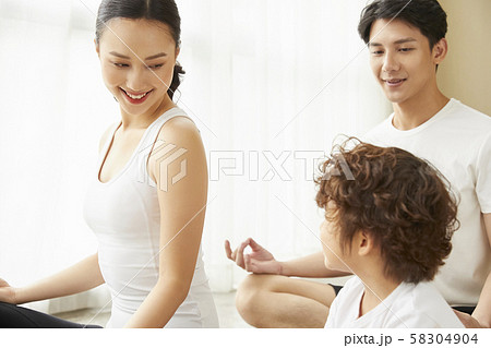 家族　ライフスタイル　ヨガ 58304904