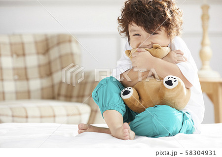 子供　ライフスタイル　おもちゃ遊び 58304931