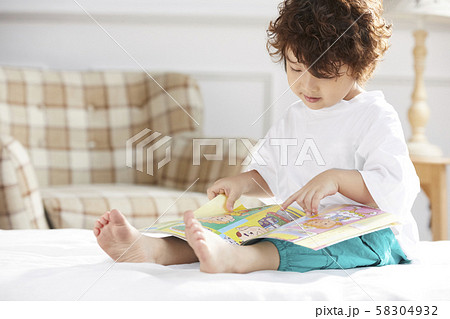 子供 ライフスタイル 絵本を読む 子供 ライフスタイル 絵本を読む 58304932