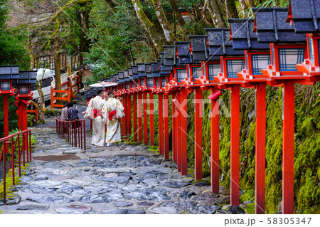 京都　雨の貴船神社参道 58305347